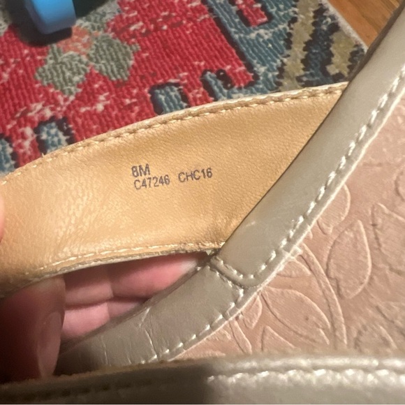 B.O.C. Zita Tooled Flip-Flop Thong Toe Post Sandal Cream Size 8M - Picture 2 of 3